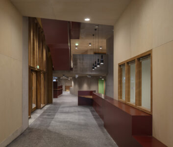 Lo spazio centrale dell'ampliamento della School of Architecture, O'Donnell+Tuomey, Liverpool, 2026 (© Nick Kane)