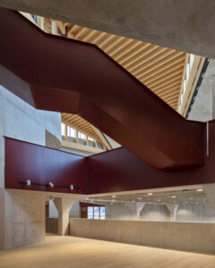 Lo spazio centrale dell'ampliamento della School of Architecture, O'Donnell+Tuomey, Liverpool, 2026 (© Nick Kane)
