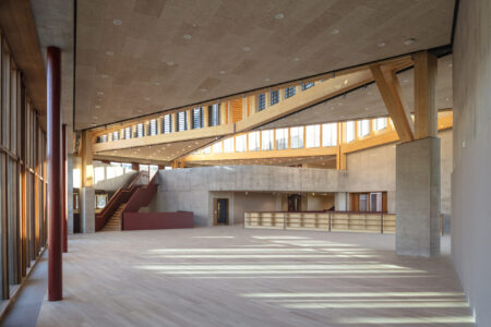 Lo spazio centrale dell'ampliamento della School of Architecture, O'Donnell+Tuomey, Liverpool, 2026 (© Nick Kane)