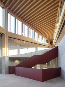 Lo spazio centrale dell'ampliamento della School of Architecture, O'Donnell+Tuomey, Liverpool, 2026 (© Nick Kane)