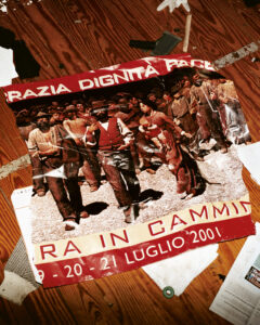 Genova 2001, serie "Treading on Kings. Protesting the G8 in Genoa" (@Joel Sternfeld), poster alla Scuola Diaz