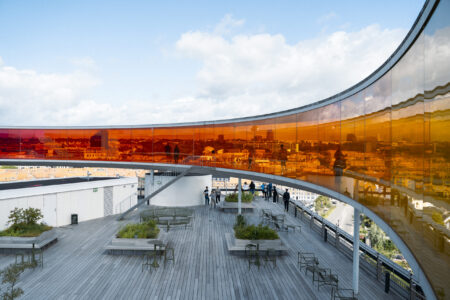 “Your Rainbow Panorama” al Museo ARoS, Olafur Elliason. 2011, Aarhus, Danimarca (© Mads Smidstrup)