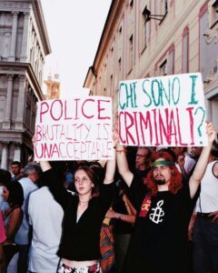 Genova 2001, serie "Treading on Kings. Protesting the G8 in Genoa" (@Joel Sternfeld), le proteste in piazza De Ferrari, 23 luglio