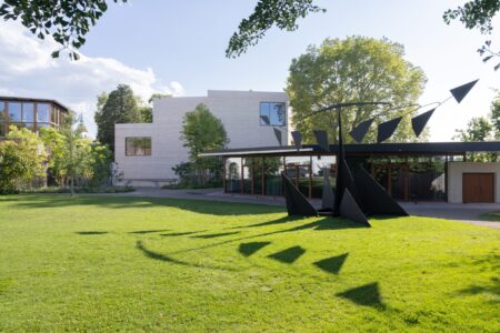 L'ensemble della Fondazione Beyeler, Peter Zumthor, Basilea, 2026 con opera "The Tree" di Alexander Calder, 1966 (courtesy Beyeler, © 2026 Calder Foundation, New York / Artists Rights Society, New York, ©Iwan Baan)
Fondation Beyeler, Riehen/Basel
Copyright
© 2026 Calder Foundation, New York / Artists Rights Society (ARS) New York
Photo: Iwan Baan